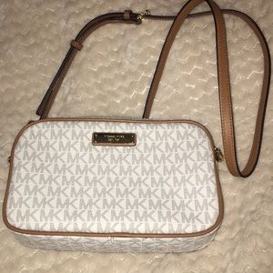 Micheal Kors cross body purse!